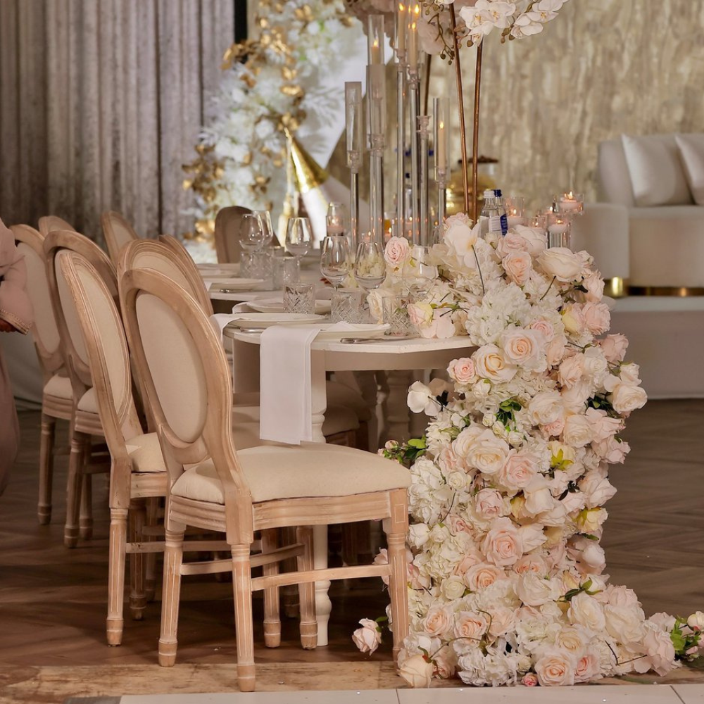 Elegant gedekte tafel met bloemenarrangement.