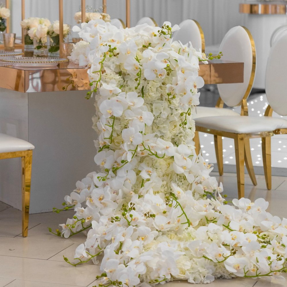 Witte bloemen decoratie over tafel en stoelen