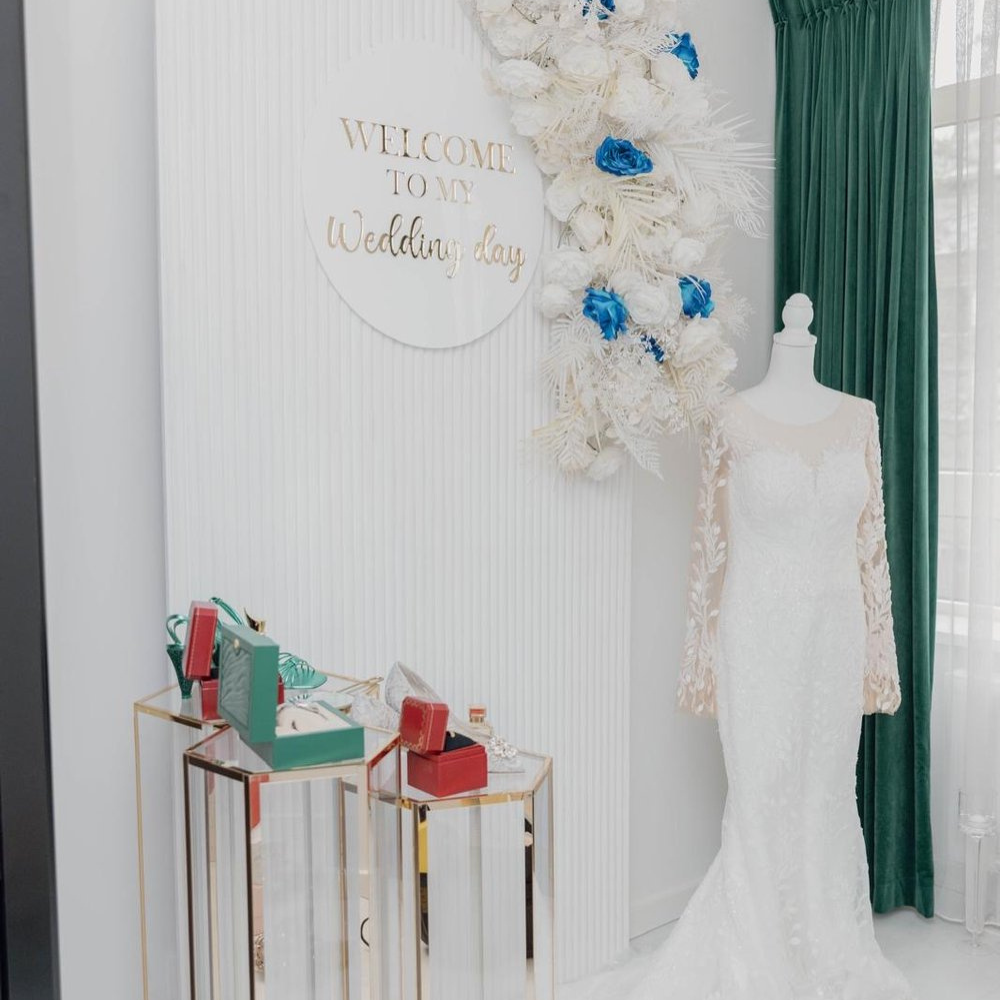 Bruidspop met jurk, bloemendecor en trouwaccessoires.