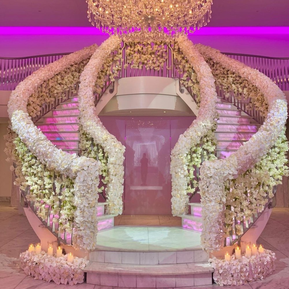 Bruidstrapversiering met bloemen en kaarsen