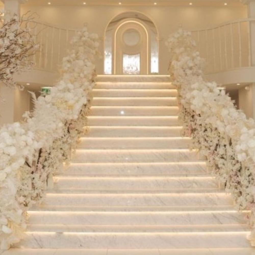 Elegante trap versierd met witte bloemen