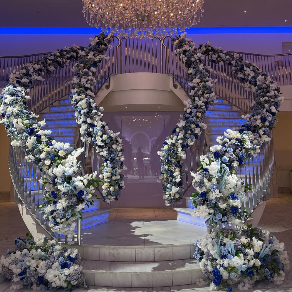 Trap versierd met blauwe en witte bloemen