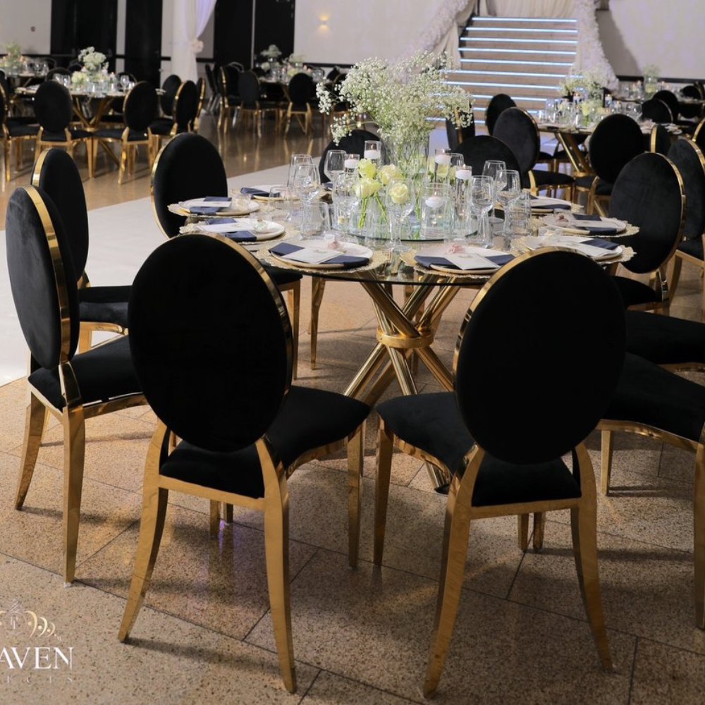 Elegante eettafel met zwarte stoelen en bloemen.
