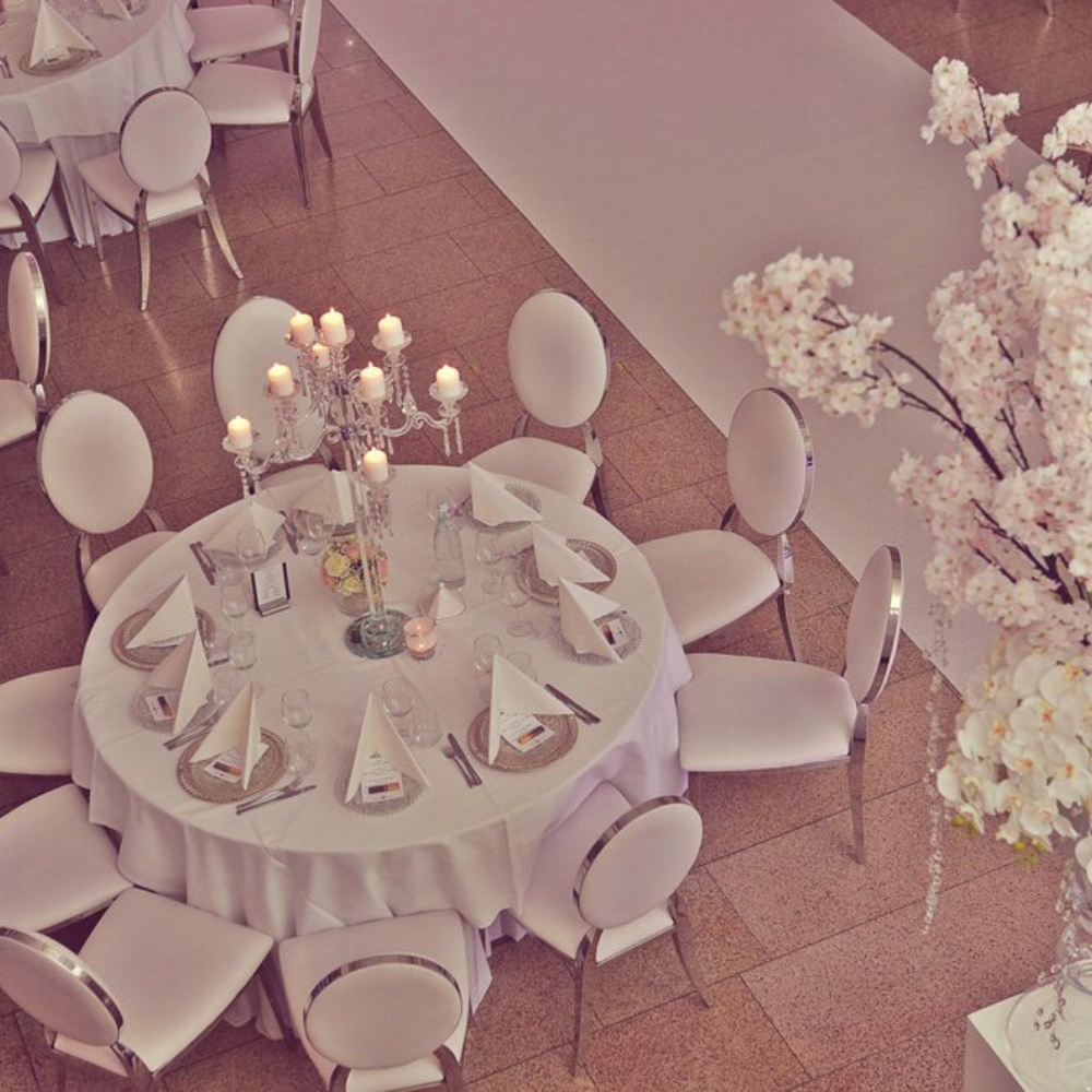 Elegante tafelopstelling voor een bruiloft of evenement.