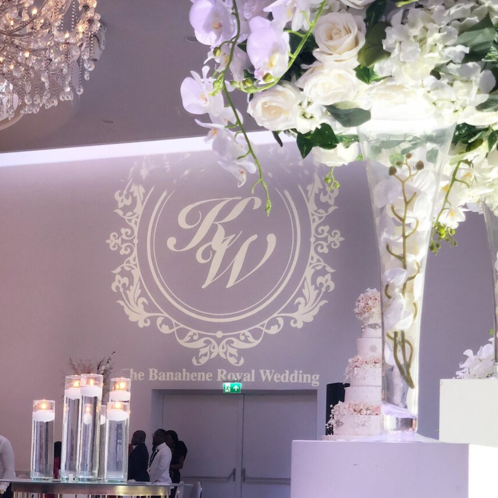 Decoratie met bloemen op bruiloftsfeest