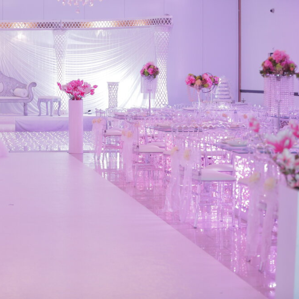 Elegant bruiloftsdecor met roze bloemen en stoelen.