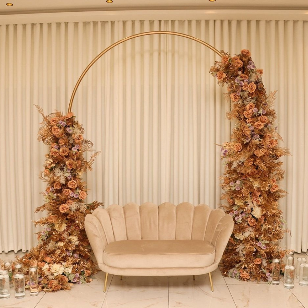 Elegante bank met bloemenboog in bruintinten decoratie
