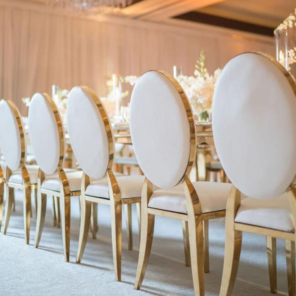 Elegante witte stoelen met gouden accenten