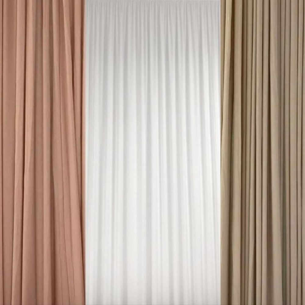 Drie verschillende kleuren gordijnen gestreept opgehangen.