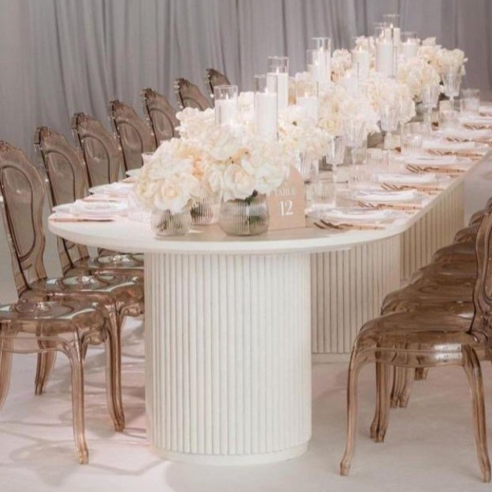 Elegant gedekte tafel met bloemen en kaarsen