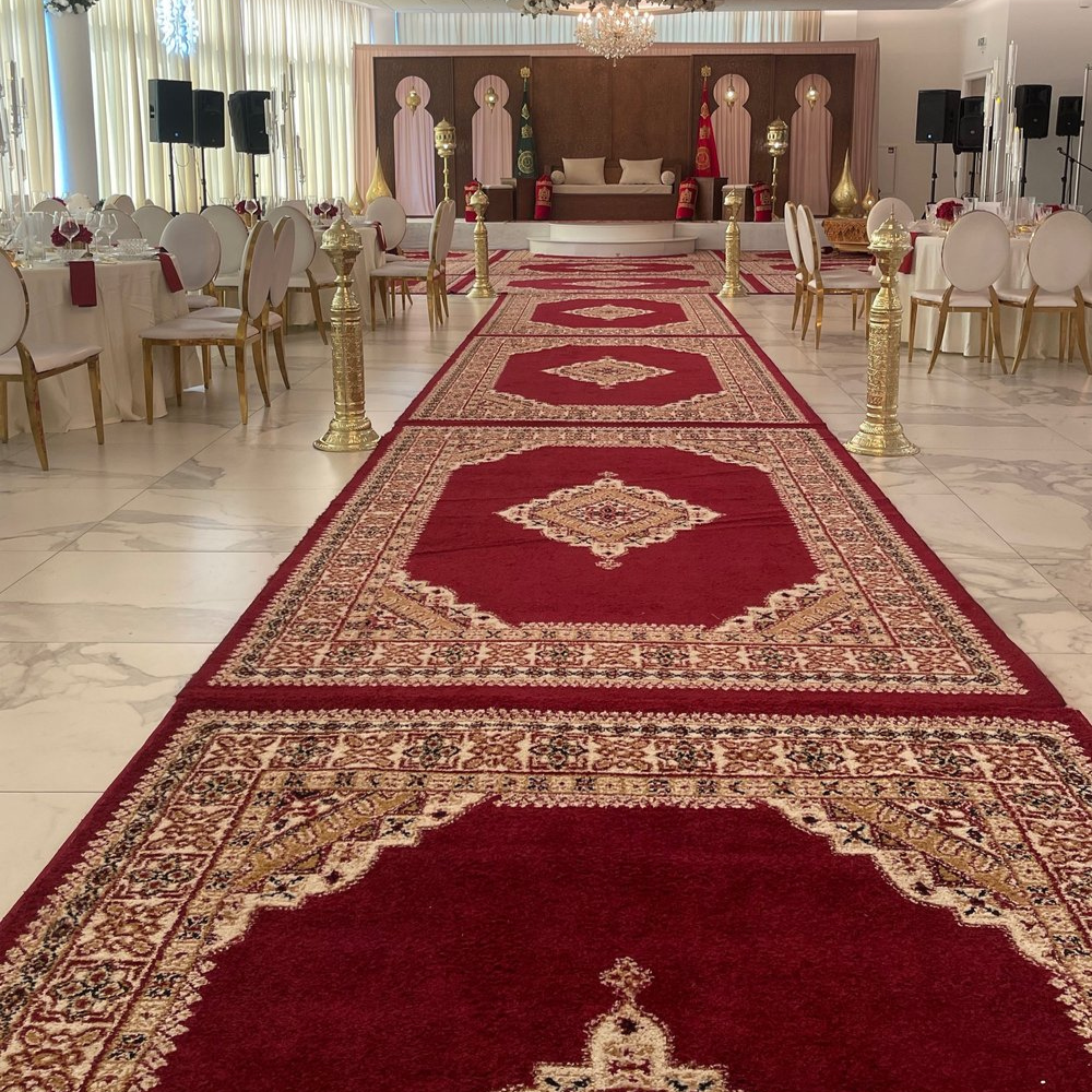 Luxe trouwzaal met rode Perzische tapijten