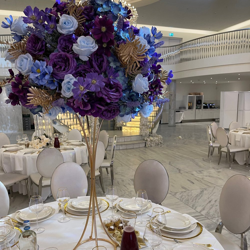 Elegant tafelopstelling met kleurrijke bloemen en servies.