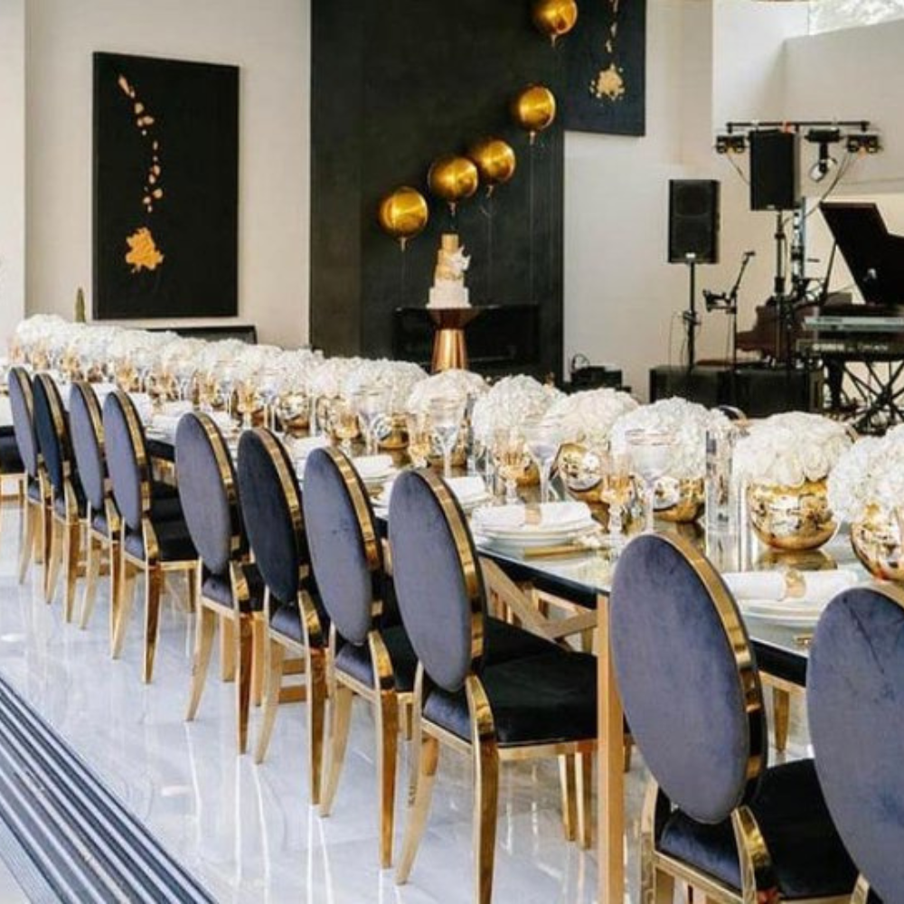Chique gedekte tafel voor luxe evenement