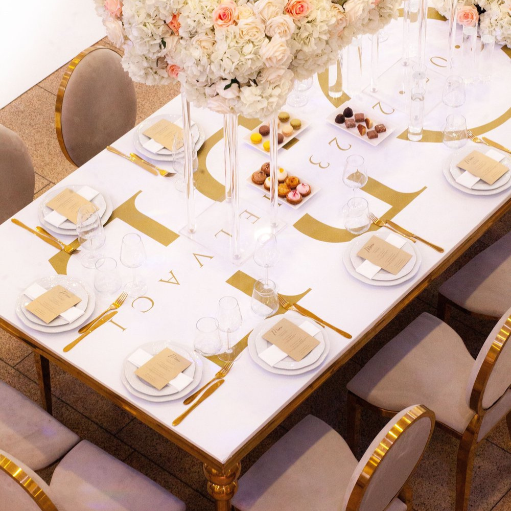 Elegant gedekte tafel met bloemen en desserts