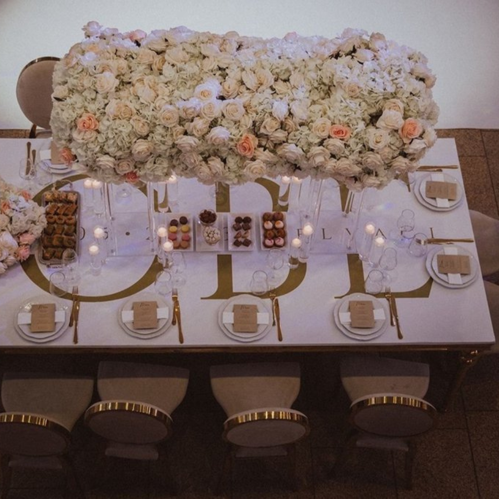 Elegant gedekte tafel met bloemen en kaarsen