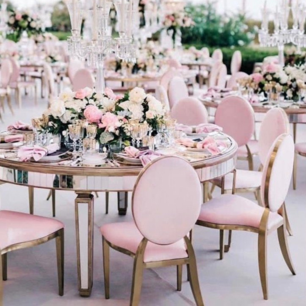 Elegant bruiloftstafel met roze bloemen en kaarsen