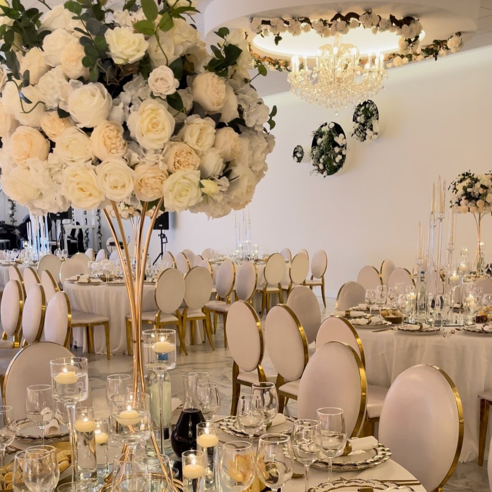 Elegant bruiloftsdecor met kaarsen en bloemen