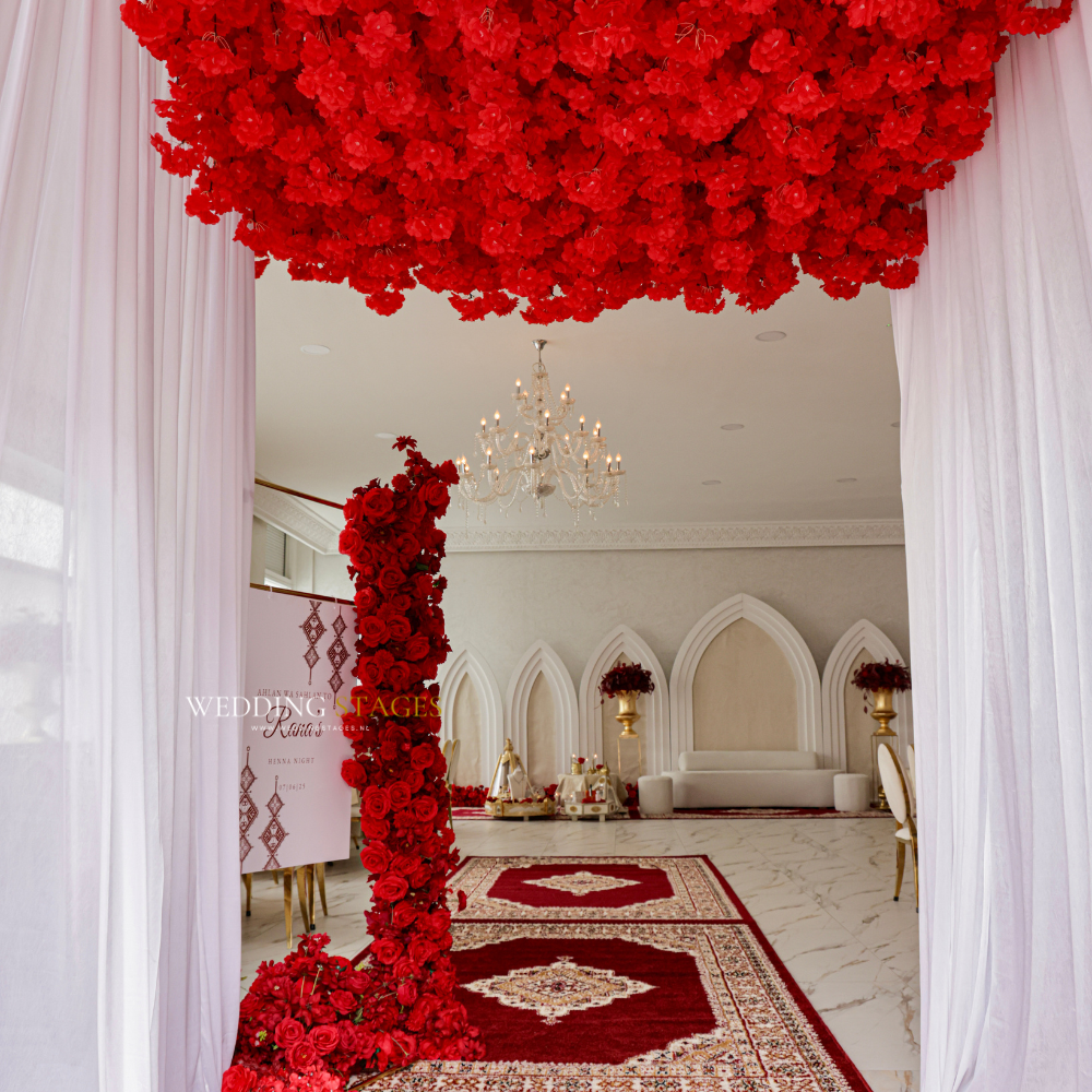 Rode rozendecoratie voor luxueuze bruiloftszaal