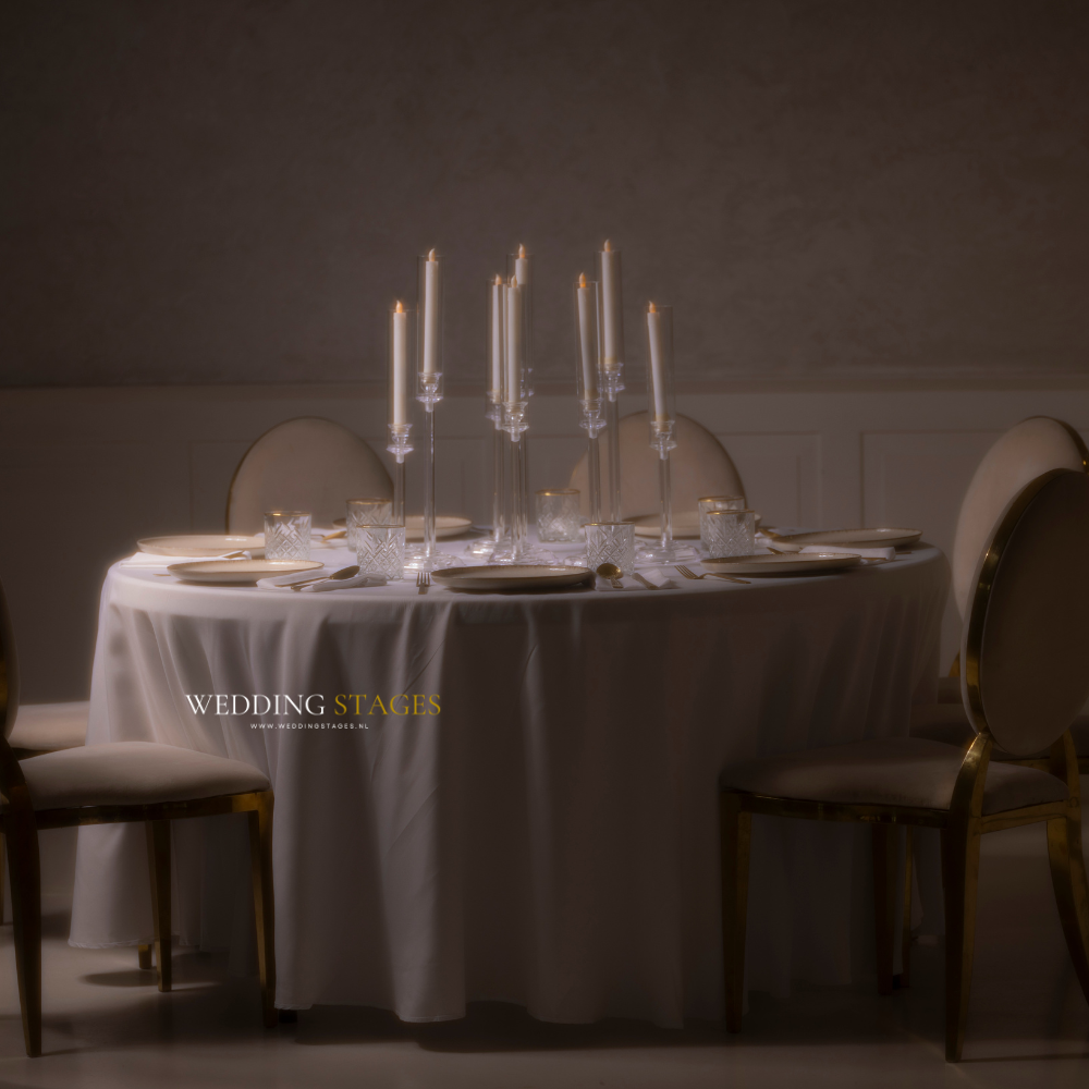 Elegante gedekte tafel met kaarsen.