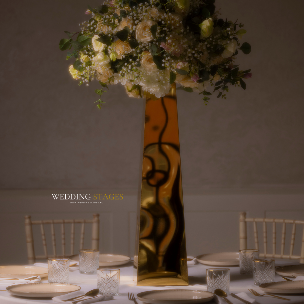 Luxe trouwtafel met bloemen en gouden vaas