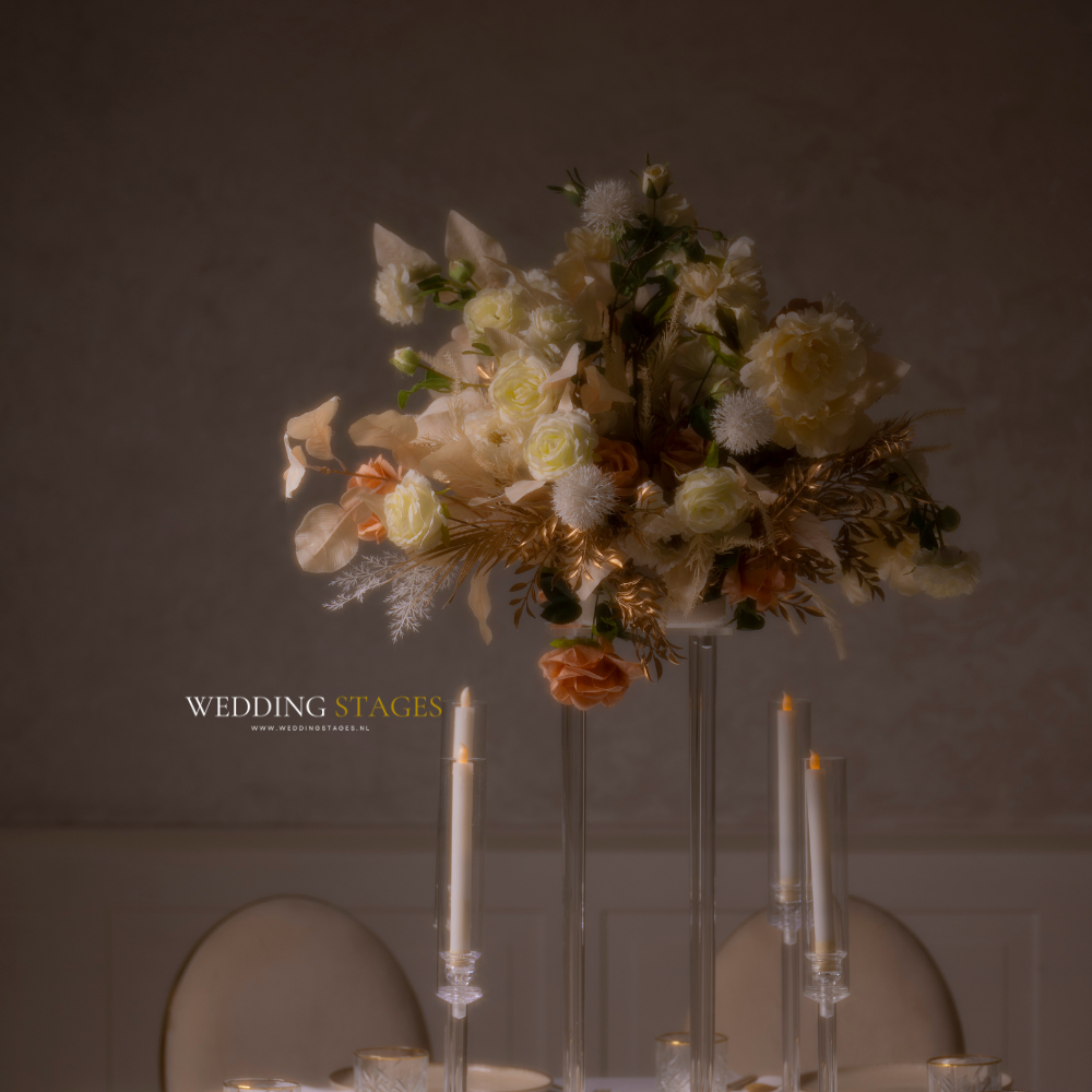 Elegante bloemenarrangement op bruiloftstafel met kaarsen.