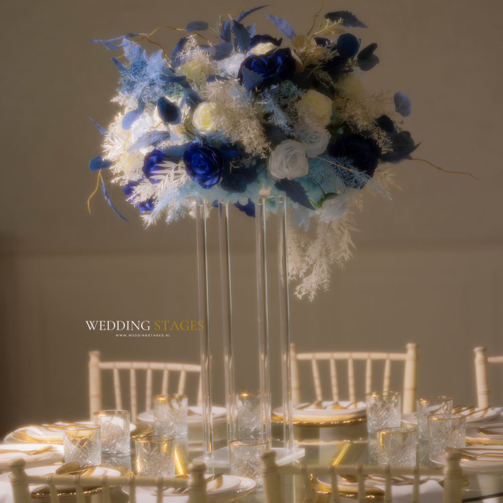 Blauw-witte bloemendecoratie op bruiloftstafel