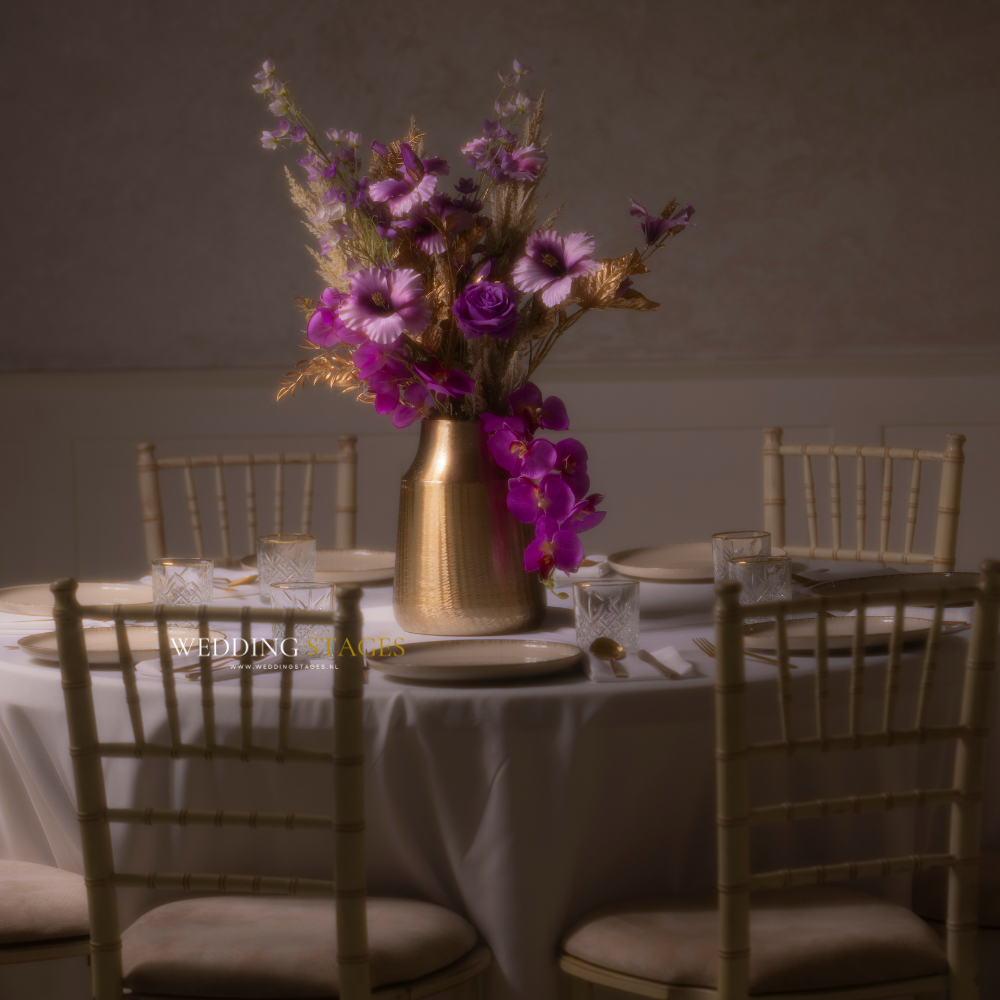 Elegant bruiloftstafel met bloemen in een vaas.