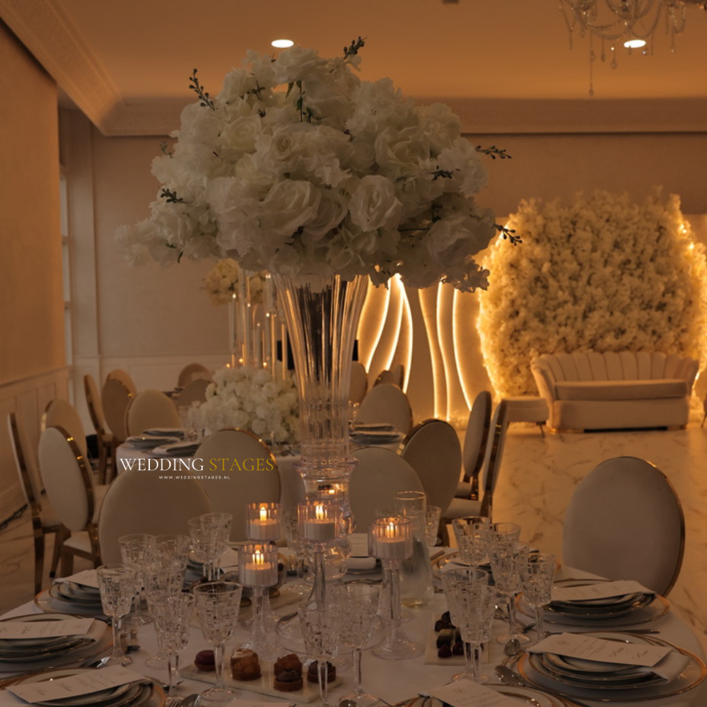 Elegante bruiloftstafel met bloemen en kaarsen