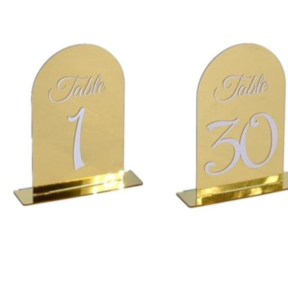 Gouden tafelnummerhouders met nummers 1 en 30