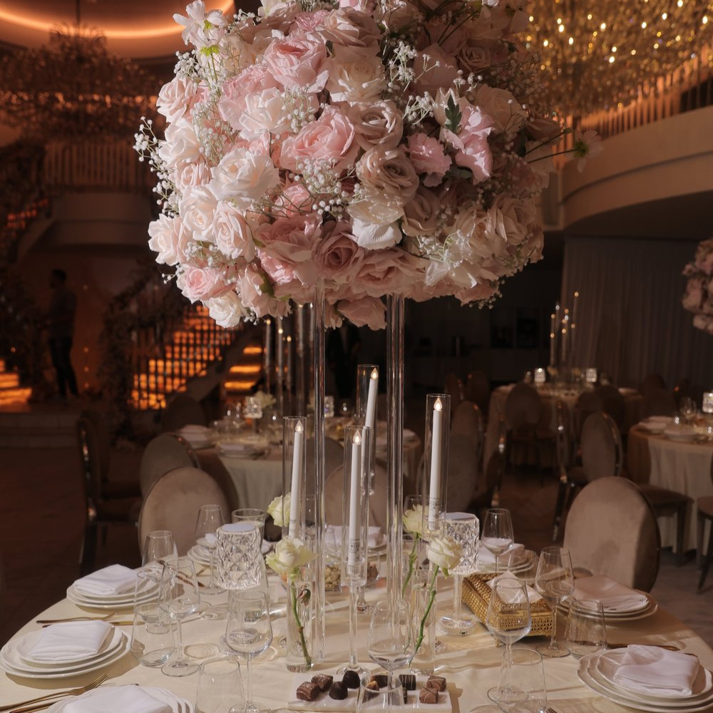 Chique gedekte tafel met bloemen en kaarsen