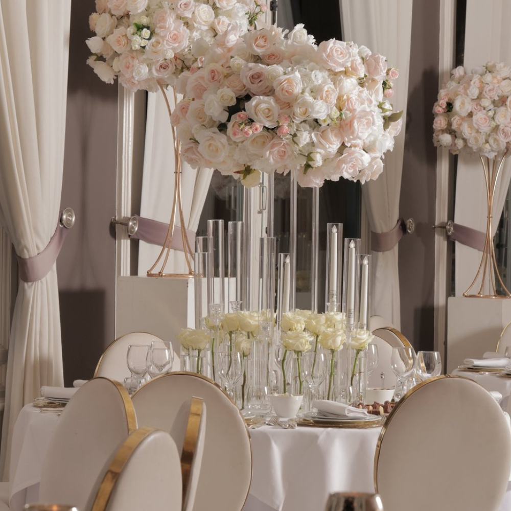 Elegante tafel met bloemstukken en wit servies