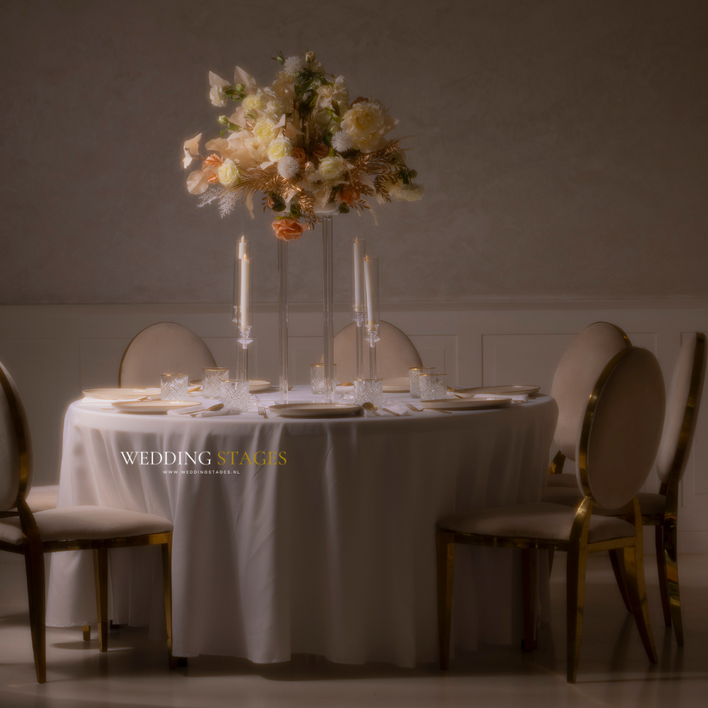 Elegant gedekte tafel met bloemen en kaarsen.