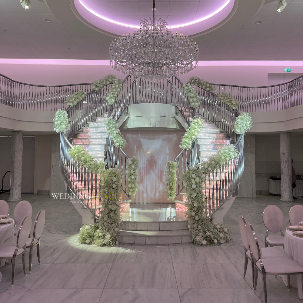 Luxe bruiloftzaal met bloemen en kroonluchter