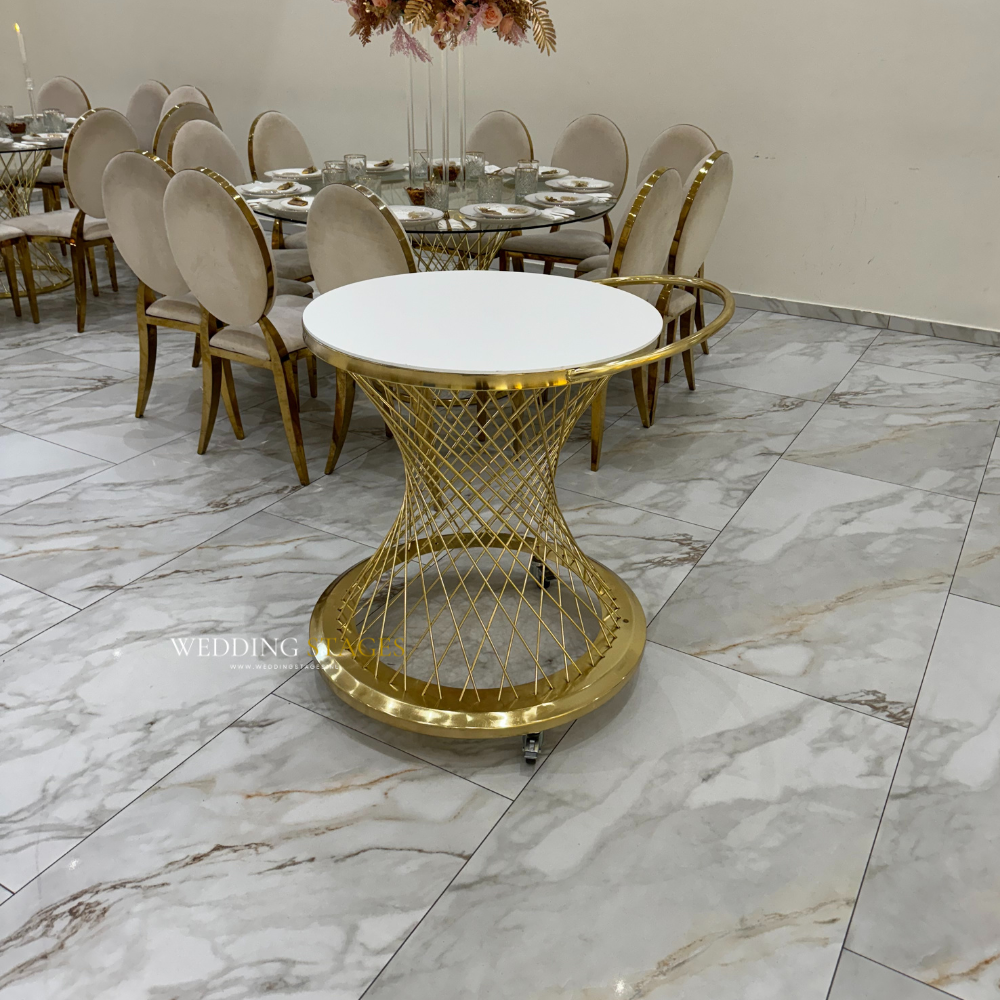 Marmeren vloer met elegante gouden tafels en stoelen