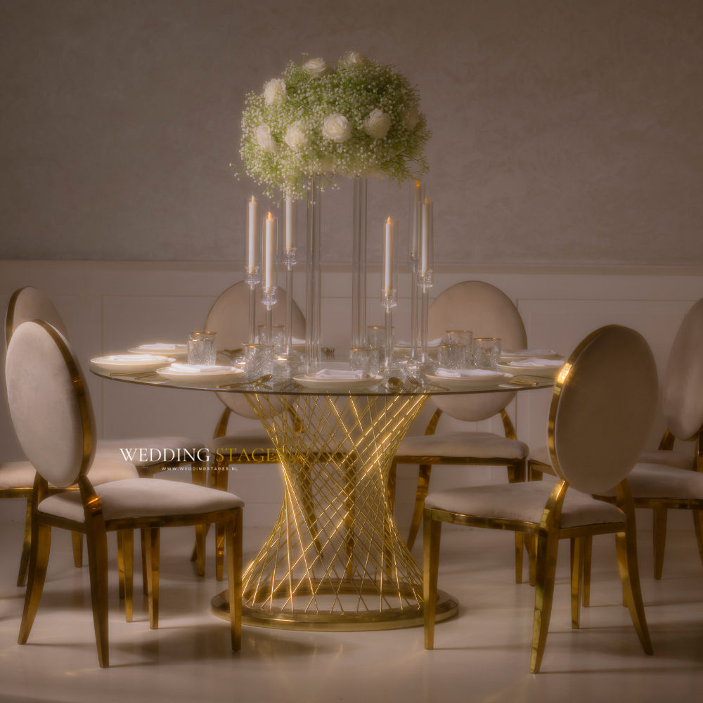 Elegante trouwtafel met gouden accenten en kaarsen.