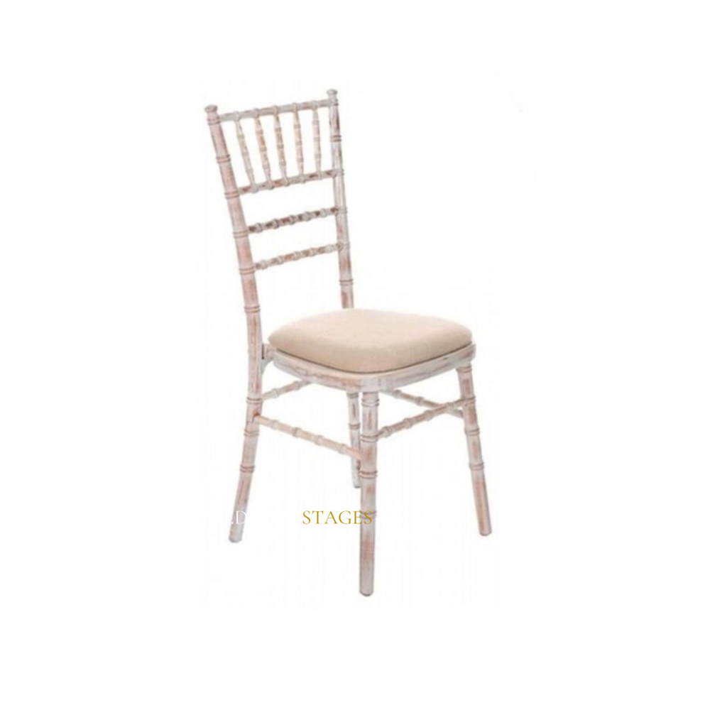Witte houten stoel met kussen